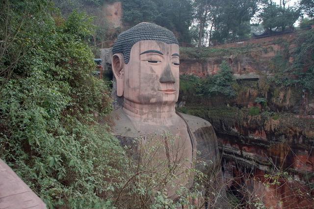 樂山大佛為何以屹立千年？又為何既不雙手合十也不打坐呢？