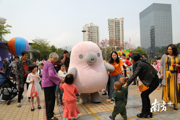 想要和萌萌噠的“鴨梨哥”見(jiàn)面嗎？快來(lái)布吉雕塑公益巡展吧