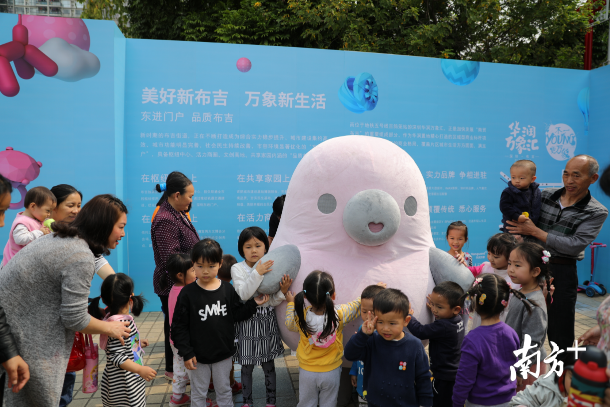 想要和萌萌噠的“鴨梨哥”見(jiàn)面嗎？快來(lái)布吉雕塑公益巡展吧